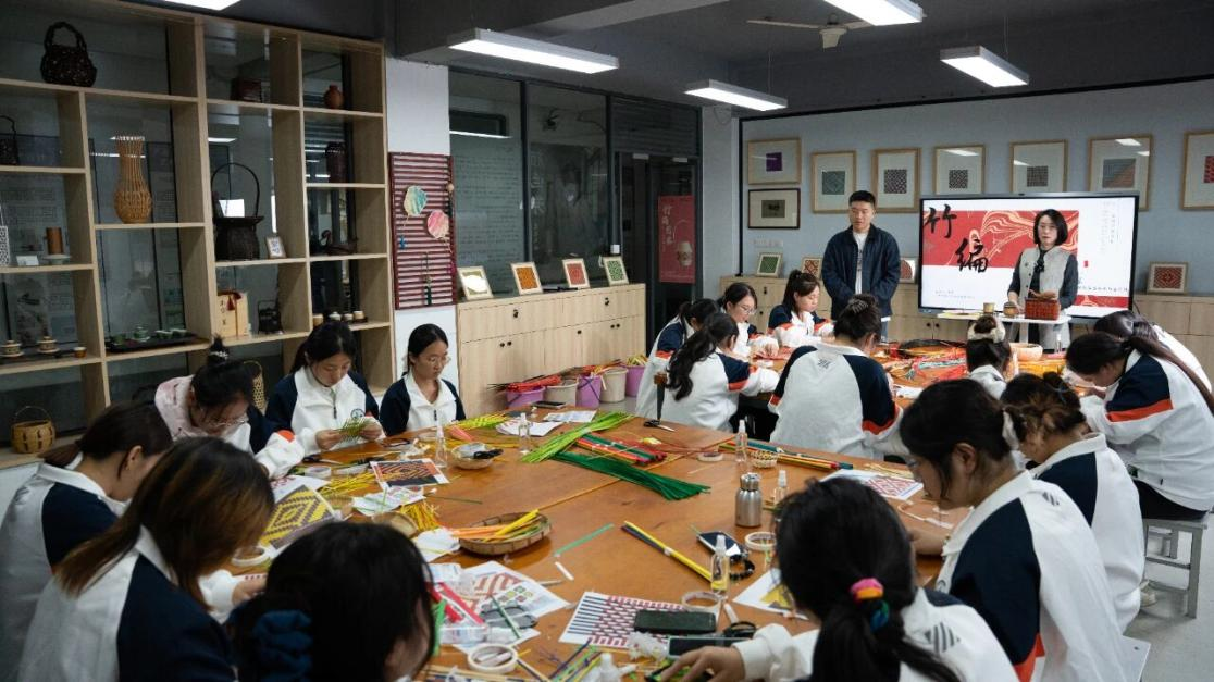 为非遗“添彩”，为青春“赋能”：江苏建院的文化育人新实践